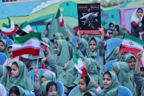 همزمان با سراسر کشور زنگ عاطفه ها در مدارس استان کرمان نواخته شد 1403/07/11