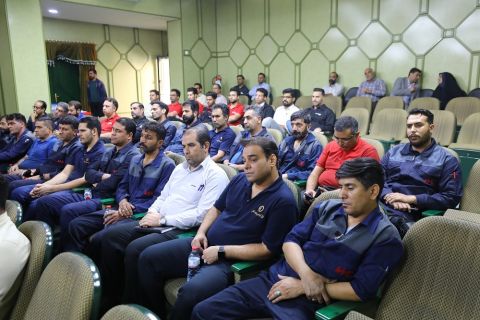 برگزاری رزمایش توزیع  800 بسته لوازم التحریر بین دانش آموزان مددجوی کرمانی 1403/08/23